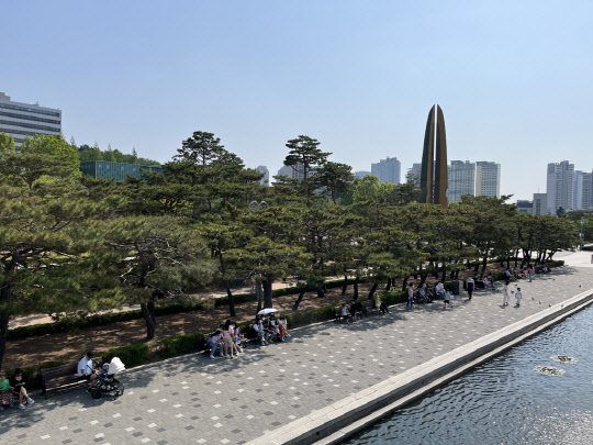 제2연평해전에 참전한 참수리357호에서 내려다본 기념관 전경. 벤치가 나들이객으로 꽉 차있다. 뒤편에 높게 솟은 6·25탑이 보인다.<연합뉴스>